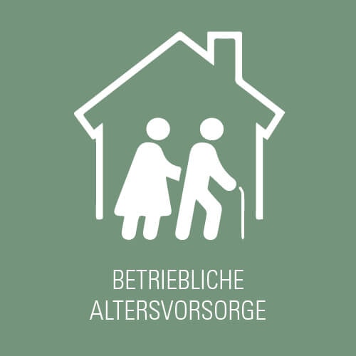 Sicherheit im Ruhestand Zwei Senioren mit Stock vor einem Haus – Symbol für betriebliche Altersvorsorge als Unternehmensleistung.