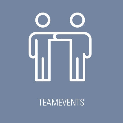 Teamevents Zwei abstrahierte Figuren stoßen an – steht für gemeinsame Events und Aktivitäten im Team.