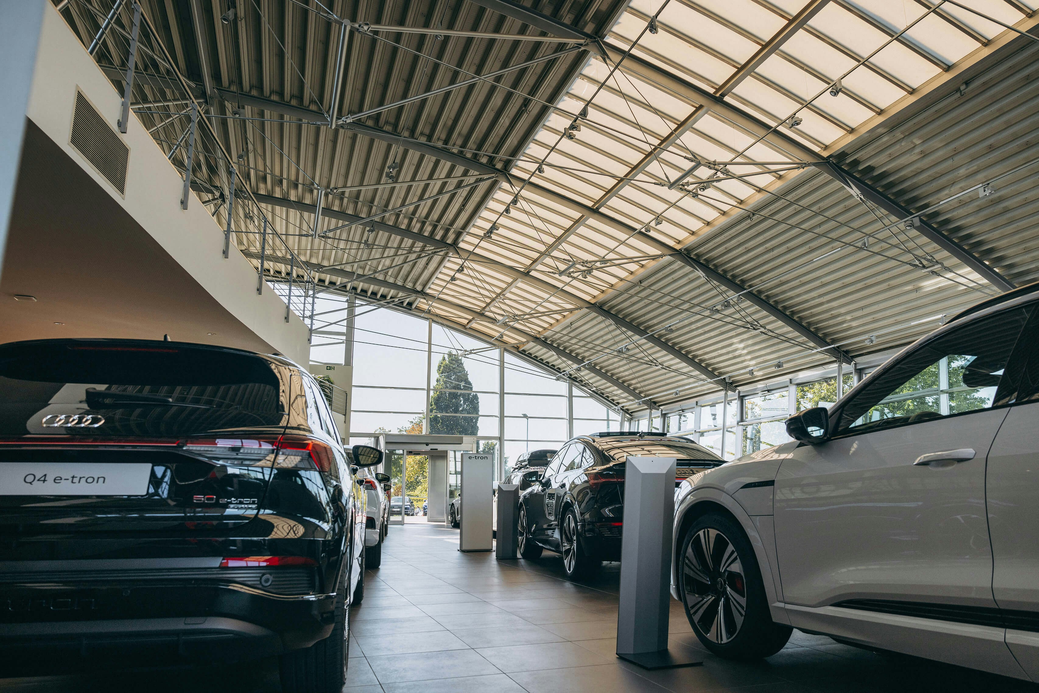 Elektrische Modelle wie Q4 e-tron im Showroom entdecken Mehreren e-tron im Schauraum