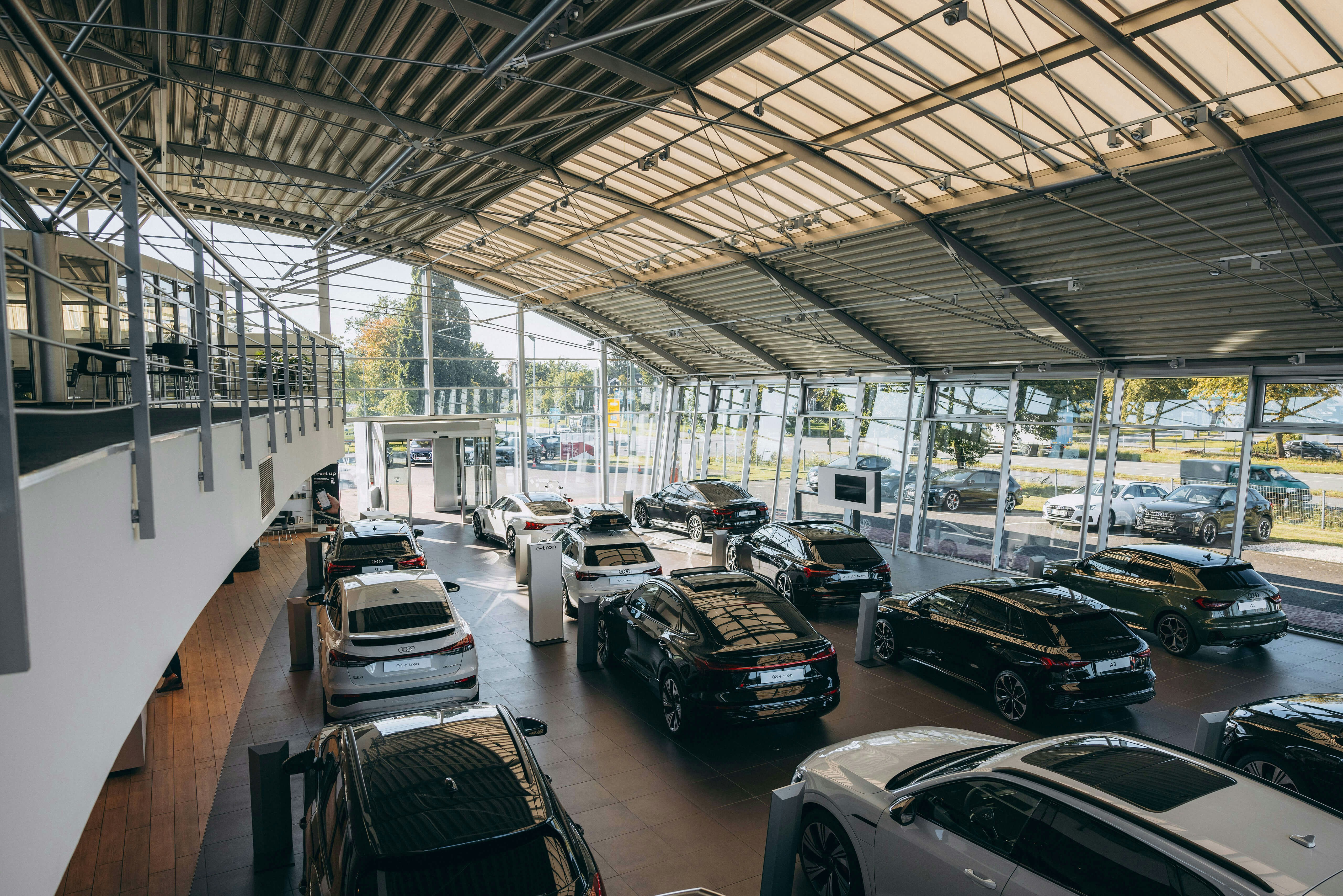 Showroom mit großer Auswahl an Audi Fahrzeugen Lichtdurchfluteter Ausstellungsraum mit zahlreichen Audi Gebrauchtwagen