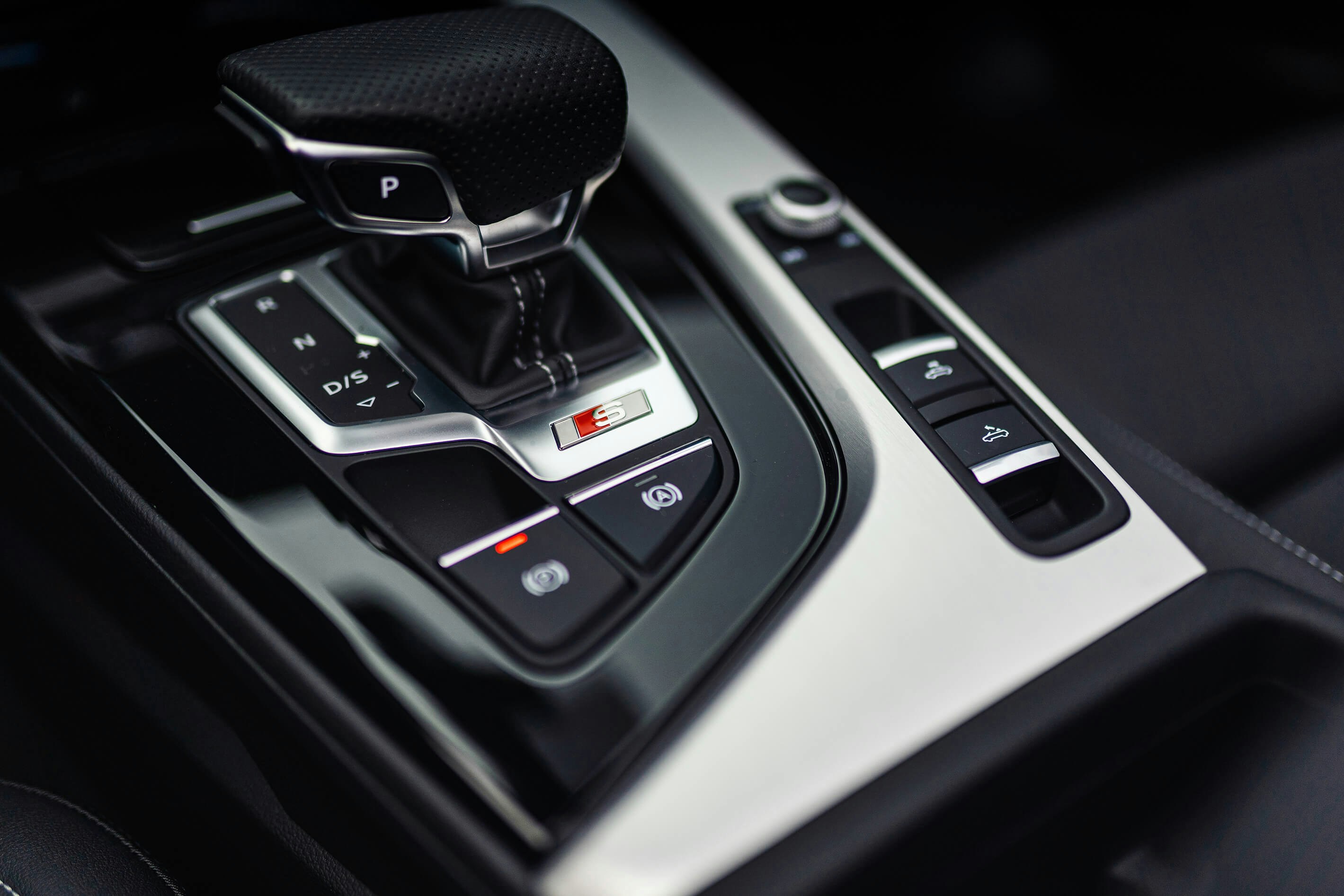 Moderne Innenausstattung Audi S-Tronic Detailaufnahme eines Audi S-Tronic Schalthebels im Innenraum eines Fahrzeugs