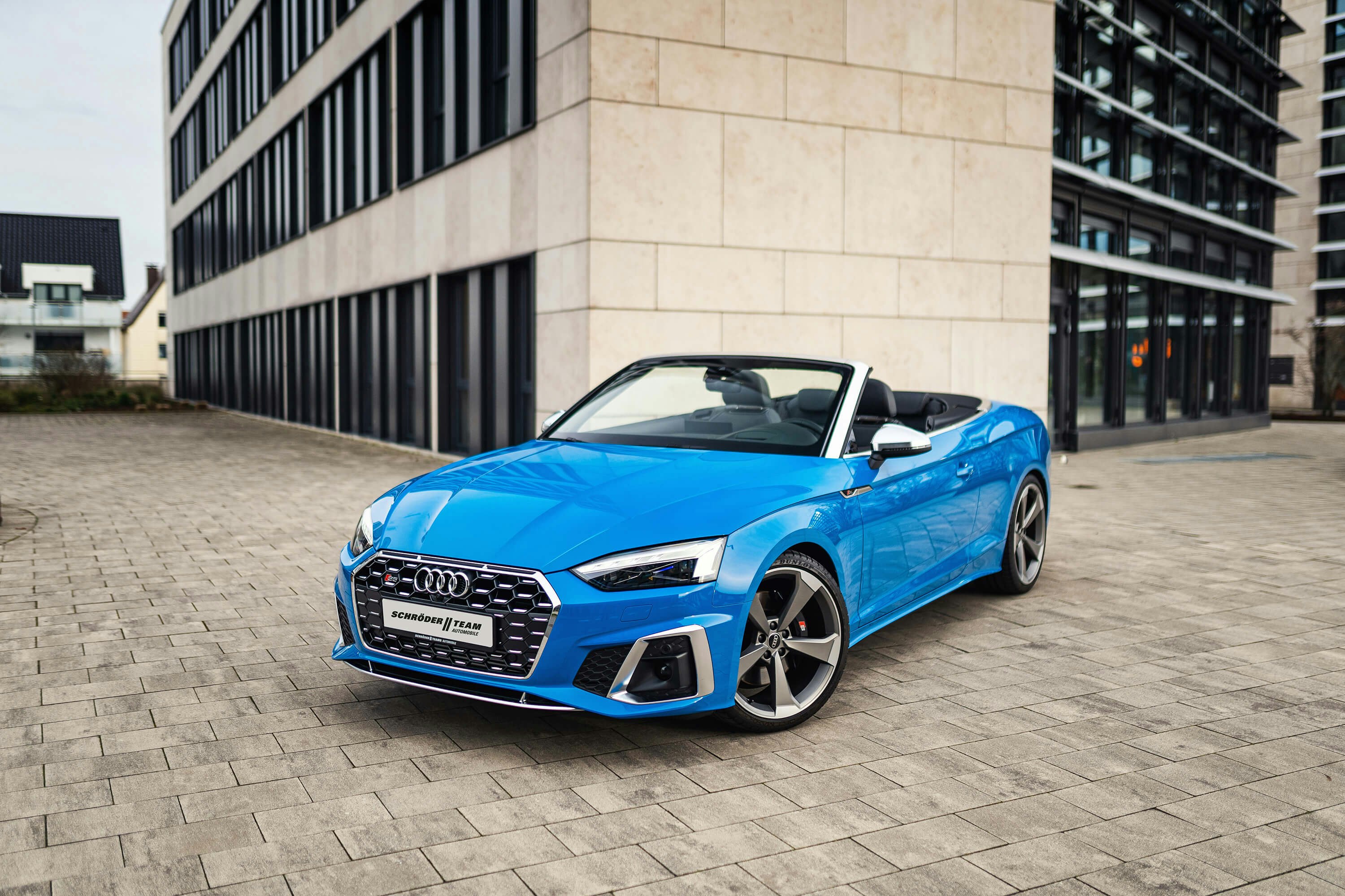 Sportliches Audi Cabriolet Blaues Audi Cabrio vor moderner Kulisse