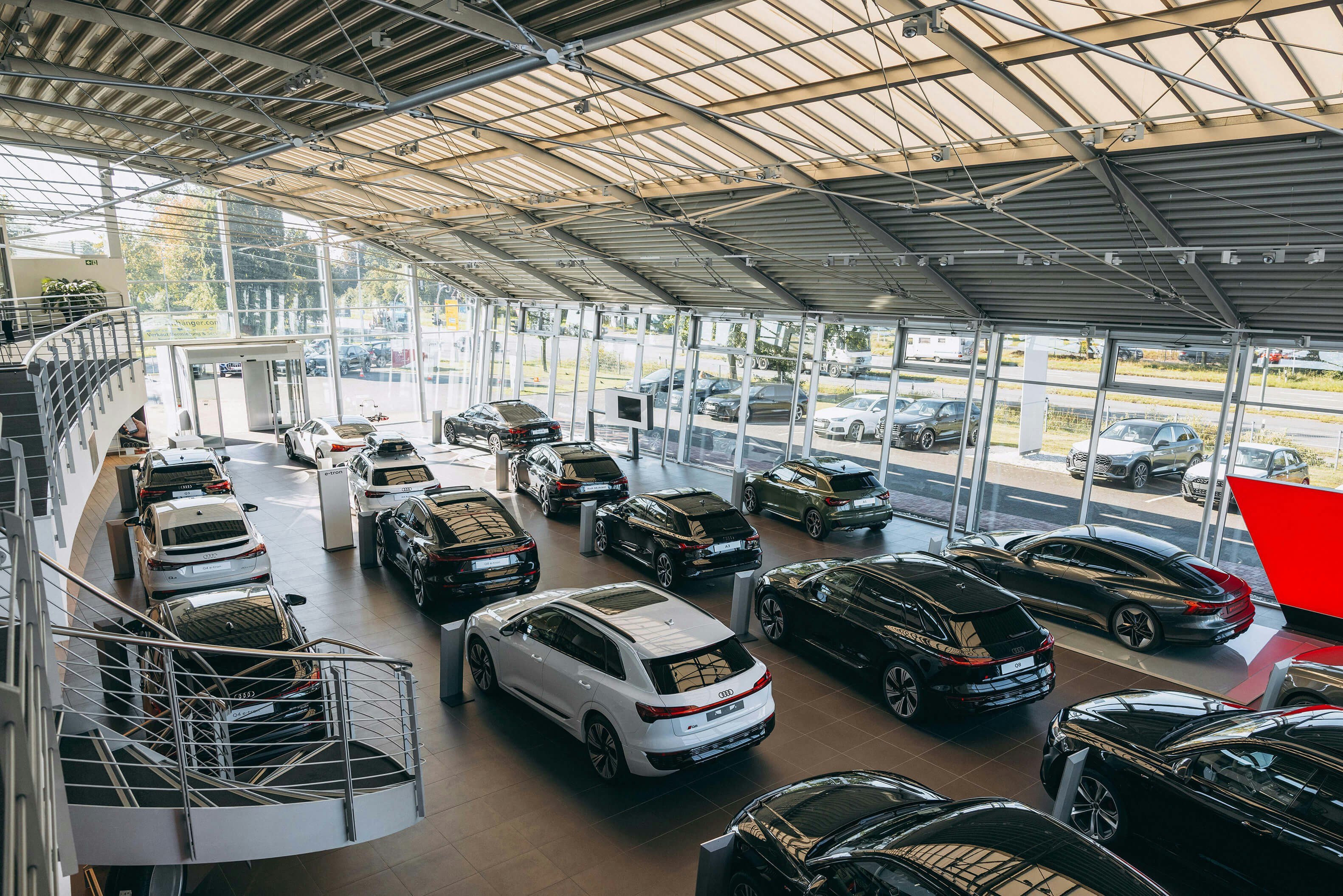 Audi Gebrauchtwagen im Schauraum – geprüft & bereit zur Probefahrt Audi Schauraum mit vielen hochwertigen Audi Gebrauchtwagen in heller Ausstellungshalle