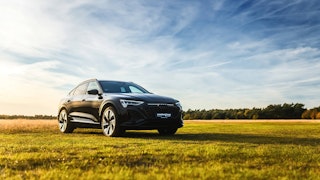 Audi Gebrauchtwagen – SUV in Top-Zustand vom Schröder-Team Gebrauchter Audi SUV auf weiter Wiese bei Sonnenuntergang – hochwertige Audi Gebrauchtwagen mit Garantie