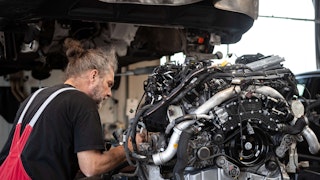 Fachgerechte Audi Reparatur in unserer Werkstatt Kfz-Mechatroniker bei der Motorreparatur in der Audi Werkstatt vom Schröder-Team