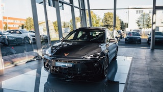 CUPRA Finanzierung – flexibel & fair beim Schröder Team CUPRA Formentor im Showroom des Schröder Teams – Beratung zu Finanzierungsmöglichkeiten