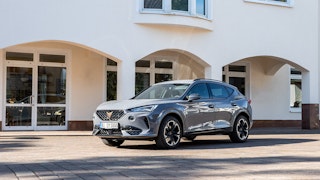 CUPRA Gebrauchtwagen – top gepflegte Fahrzeuge beim Schröder Team CUPRA Formentor Gebrauchtwagen vor einem Gebäude – geprüft & sofort verfügbar