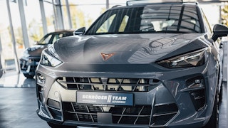 CUPRA Werkstatt – Service, Inspektion & Reparatur beim Schröder Team CUPRA Fahrzeug im Showroom – Service und Werkstattkompetenz