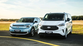 Ford Angebote – attraktive Fahrzeugmodelle für Privat und Gewerbe. Zwei neue Ford Modelle im Freien – Teil der aktuellen Ford Angebote bei Schröder Team.