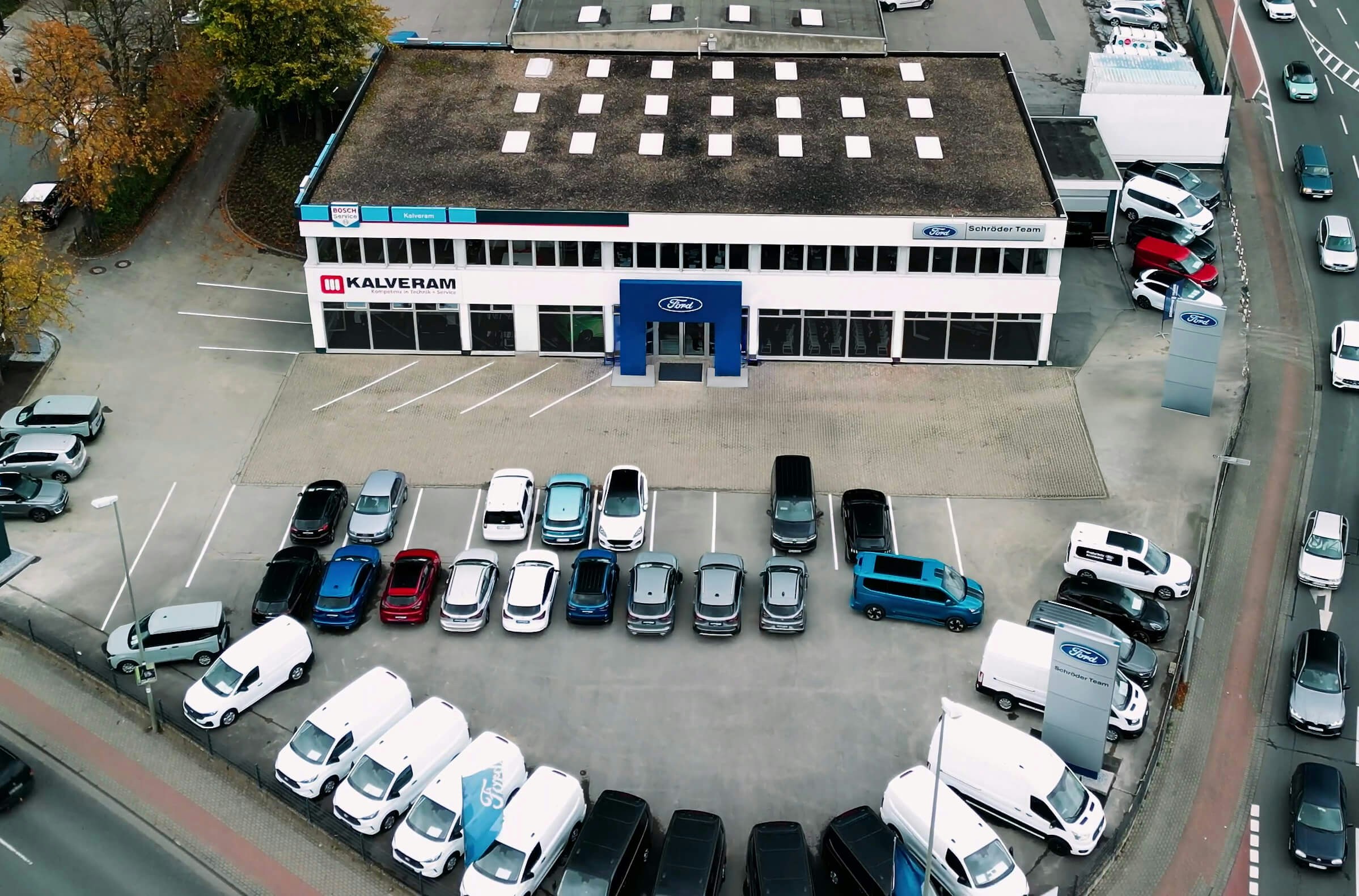 Ford Autohaus Schröder Team – Luftaufnahme des Standorts mit großer Fahrzeugvielfalt. Luftaufnahme des Ford Autohauses Schröder Team mit großer Fahrzeugauswahl auf dem Außengelände.