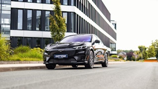 Ford Finanzierung für den Mustang Mach-E – Elektromobilität trifft Design. Schwarzer Ford Mustang Mach-E – modernes Elektrofahrzeug mit attraktiver Finanzierung.