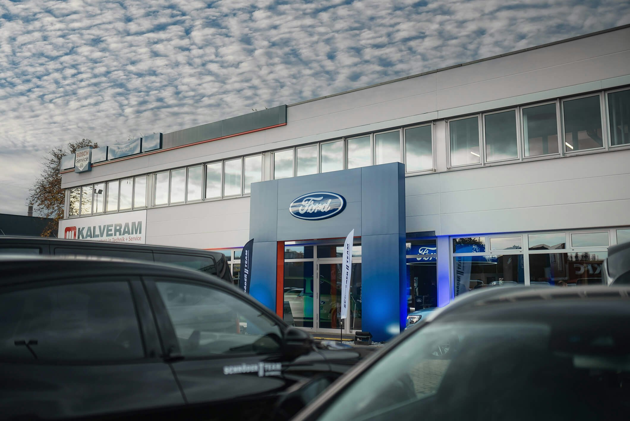 Ford Finanzierung vor Ort – Ihr Einstieg ins Autohaus mit persönlicher Beratung. Ford Autohaus mit modernem Eingangsbereich – Teil des Angebots rund um Ford Finanzierung.