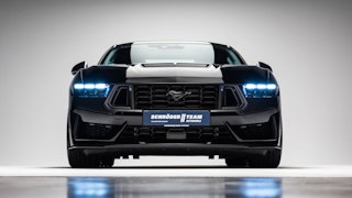 Ford Gebrauchtwagen mit Charakter – sportlicher Mustang beim Schröder Team. Schwarzer Ford Mustang als Gebrauchtwagen – markante Frontansicht im Studio.