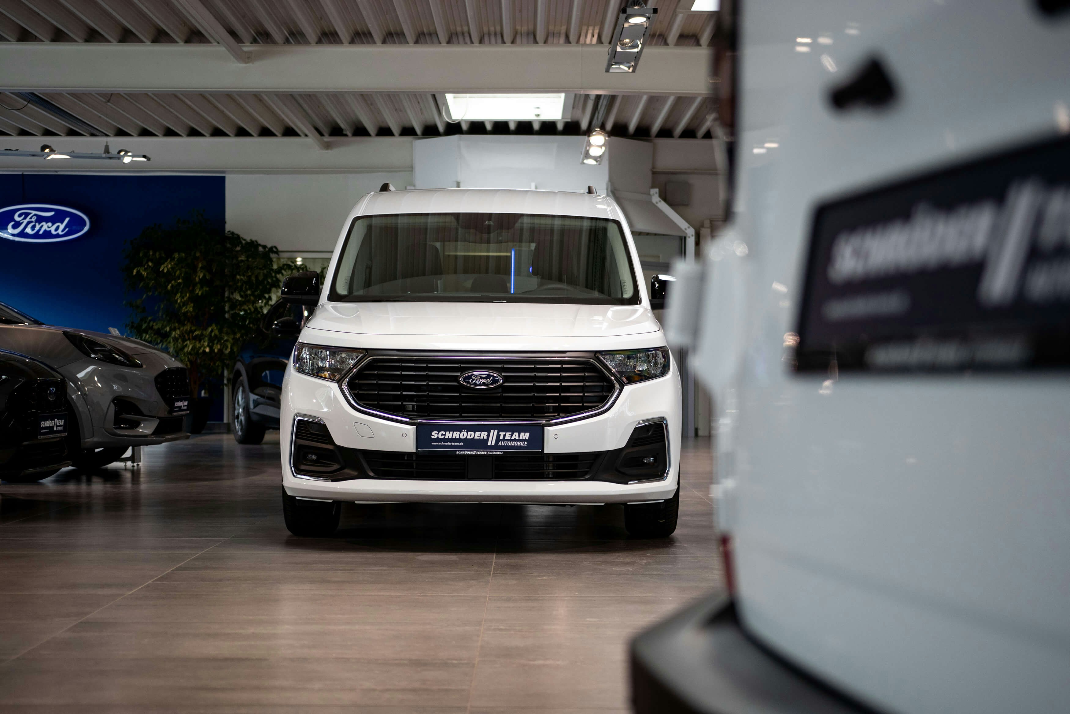 Ford Gebrauchtwagen entdecken – Transportermodelle für jede Anforderung. Weißer Ford Transporter als Gebrauchtwagen im Autohaus Schröder Team.