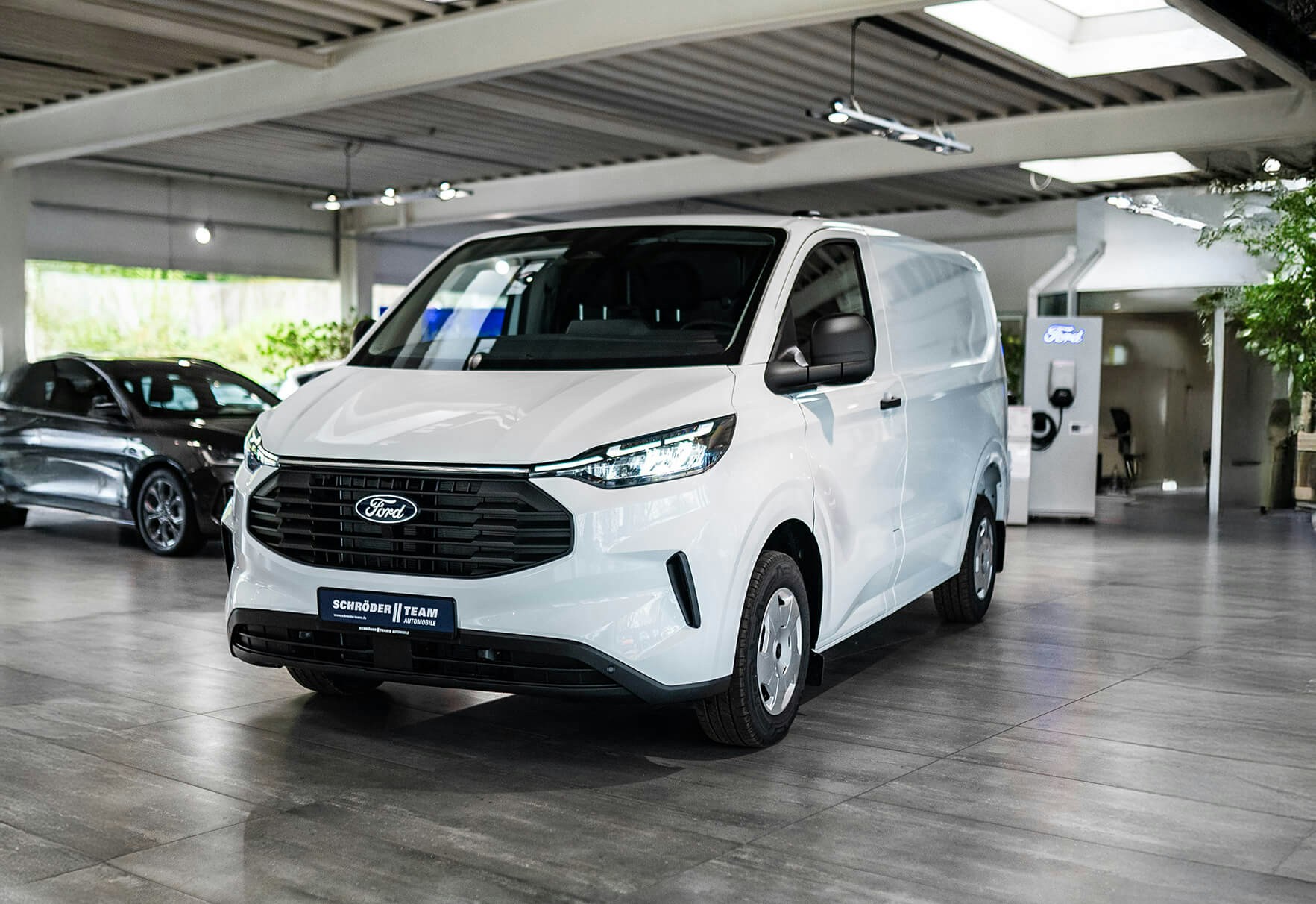 Ford Leasing für Transporter – attraktive Konditionen im Schröder Team Autohaus. Weißer Ford Transporter im Autohaus – ideal für gewerbliches Ford Leasing.