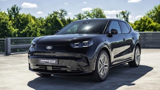 Ford Neuwagen mit Stil – sportliches SUV-Modell für moderne Mobilität. Schwarzer Ford Neuwagen auf offenem Parkdeck – sportliches Design und moderne Technik.