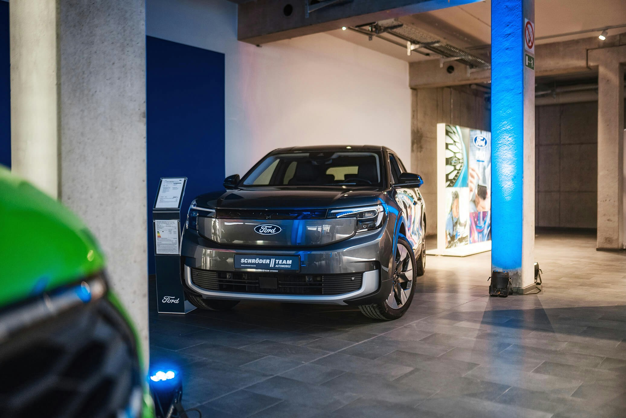 Ford Neuwagen entdecken – aktuelles SUV-Modell im Showroom des Schröder Teams. Grauer Ford Neuwagen im Autohaus – modernes SUV-Modell im Ausstellungsbereich.