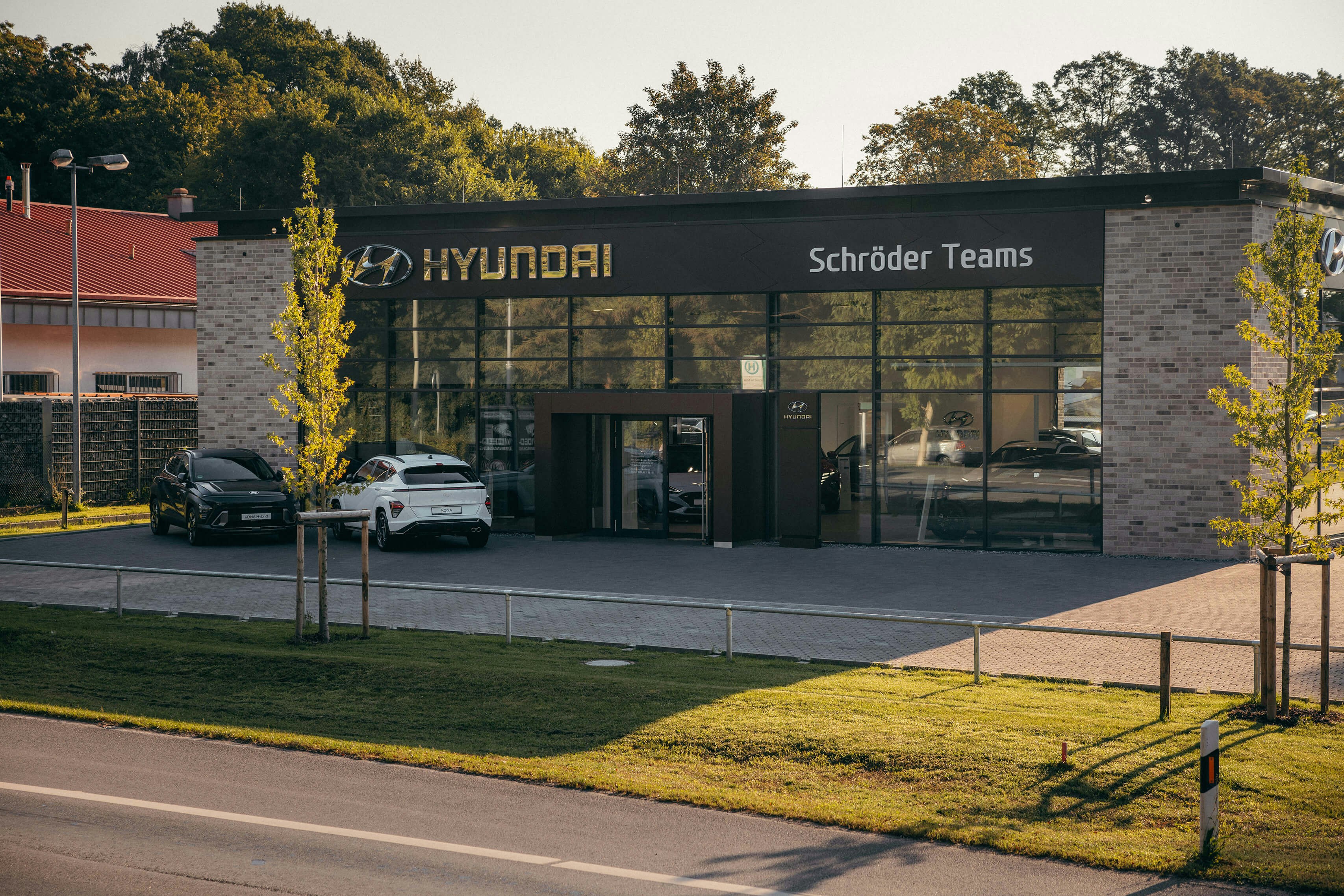 Hyundai Autohaus Schröder Teams – moderner Standort mit persönlicher Beratung. Hyundai Autohaus Schröder Teams – moderne Außenansicht mit Fahrzeugen vor dem Eingang.