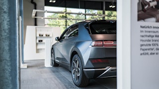 Hyundai Autohaus erleben – Elektromobilität im modernen Showroom. Hyundai Autohaus mit IONIQ 5 – futuristisches Elektrofahrzeug im Ausstellungsraum.