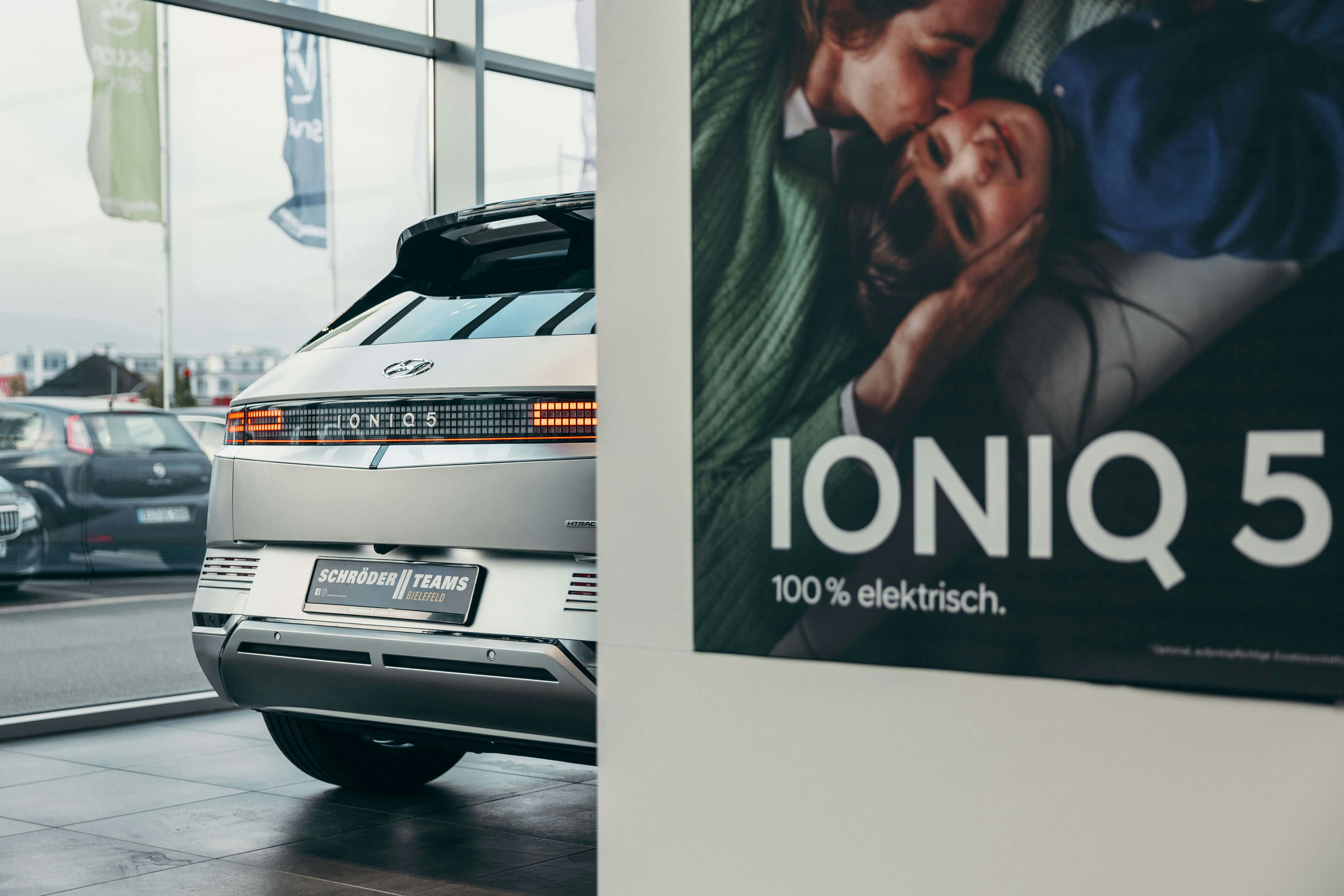 Hyundai Finanzierung für Elektroautos – nachhaltig und bezahlbar. Hyundai IONIQ 5 im Autohaus – E-Mobilität mit attraktiver Hyundai Finanzierung.