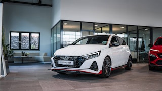 Hyundai Finanzierung sichern – flexible Konditionen für moderne Fahrzeuge. Hyundai Finanzierung für Neuwagen – sportlicher Kleinwagen im Showroom.