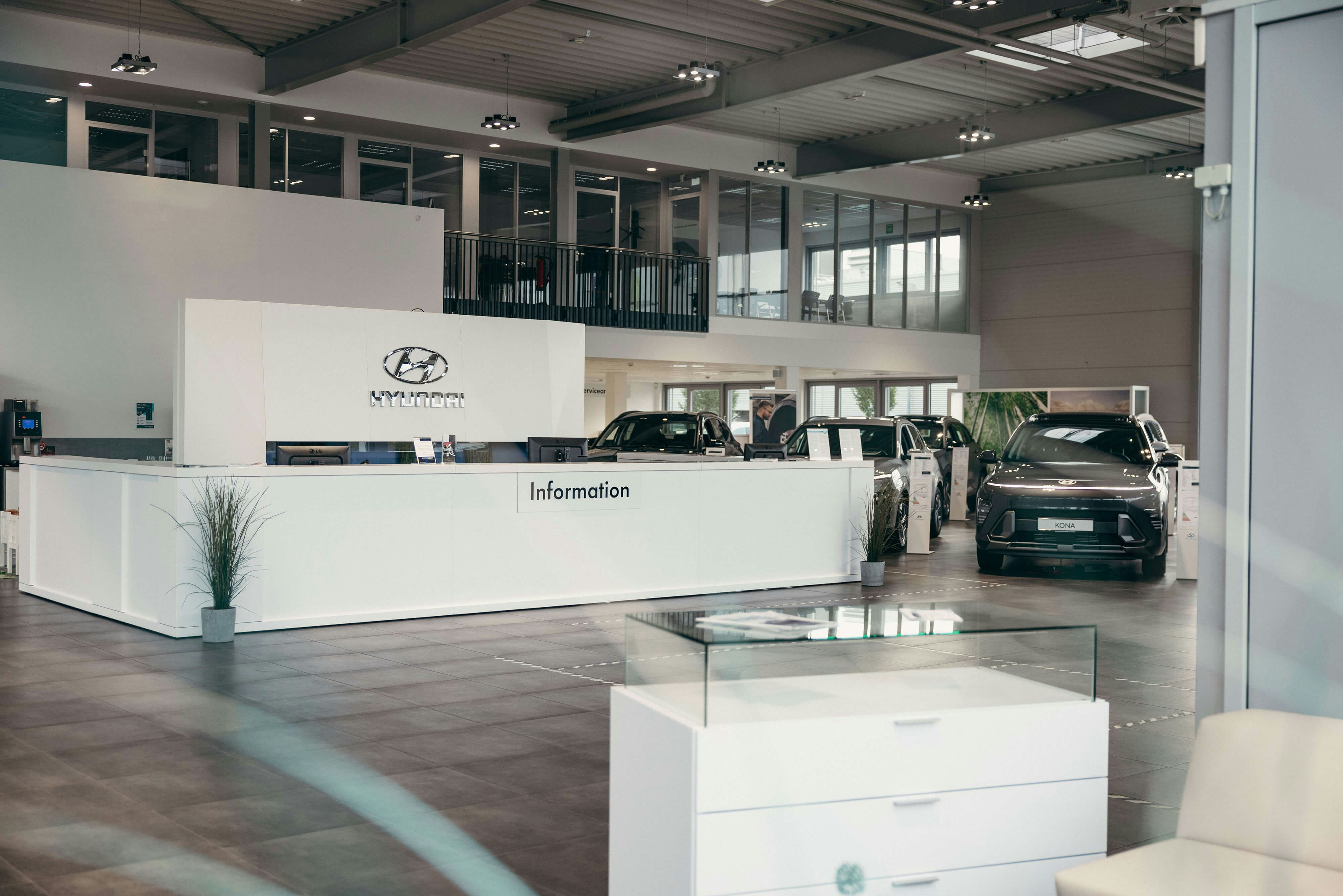 Hyundai Gebrauchtwagen vor Ort – persönliche Beratung und große Auswahl. Empfangsbereich im Hyundai Autohaus – Zugang zu Beratung rund um Gebrauchtwagen.