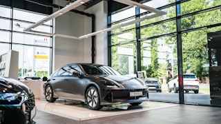 Hyundai Ioniq 6 im Showroom Schwarzer Hyundai IONIQ 6 im Showroom – modernes Elektrofahrzeug