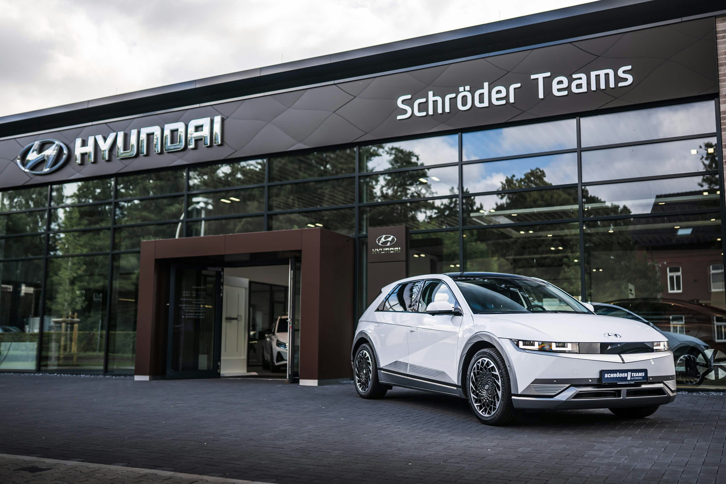 Hyundai Leasing direkt beim Händler – neue Modelle zu top Konditionen. Hyundai IONIQ 5 vor dem Autohaus – ideal für Leasingangebote bei Schröder Teams.