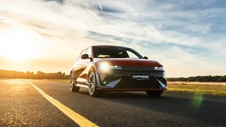 Hyundai IONIQ 5 beim Schröder Team kaufen Hyundai IONIQ 5 in der Abendsonne – Fahrzeug mit modernster Technik entdecken