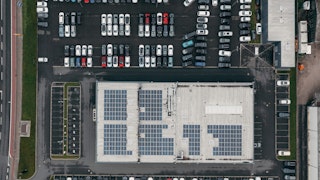 Hyundai Verl aus der Vogelperspektive mit großer Fahrzeugfläche Luftaufnahme eines Hyundai Werkstattgeländes mit zahlreichen geparkten Fahrzeugen und Solaranlage auf dem Dach