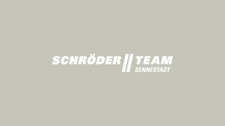 Schriftzug Schröder Team Sennestadt Weiß auf Grau Logo Schröder Team Sennestadt Weiß auf Grau