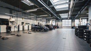 SEAT Werkstatt – Service, Inspektion & Reparatur beim Schröder Team Moderne SEAT Werkstatt mit mehreren Fahrzeugen auf den Hebebühnen beim Schröder Team