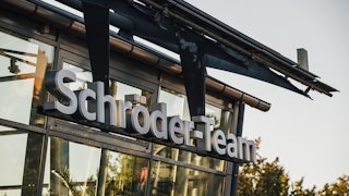 SEAT Autohaus Schröder Team – Beratung, Service & Angebote unter einem Dach Schröder Team SEAT Autohaus mit modernen Glasfronten und großem Fahrzeugangebot