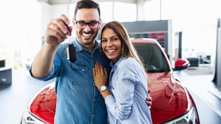 Seat Finanzierung – Flexibel & fair zum Wunschfahrzeug beim Schröder Team Glückliches Paar bei der Fahrzeugübergabe nach Ihrer Seat Finanzierung