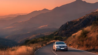 Freiheit erleben | Ihr Autohaus für Skoda Ihr Autohaus für Skoda. Skoda Fahrzeug in Sonnenuntergang auf Bergstraße