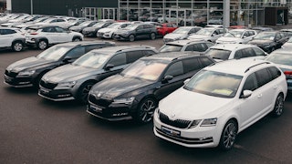 Skoda Finanzierung | Ihr Weg zum Gebrauchtwagen Skoda Fahrzeuge vor Autohaus mit möglicher Skoda Finanzierung
