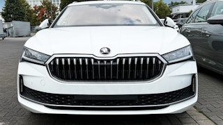 Skoda Gebrauchtwagen beim Schröder Team Weißer Skoda Gebrauchtwagen vor Gebäude beim Schröder Team