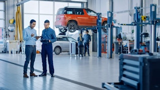 Ihre moderne Skoda Werkstatt Moderne Skoda Werkstatt mit Beratungssituation.