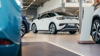Attraktive VW Angebote – Neuwagen im Schauraum entdecken VW ID.5 Neuwagen im Ausstellungsraum des Autohauses – aktuelle VW Angebote vor Ort