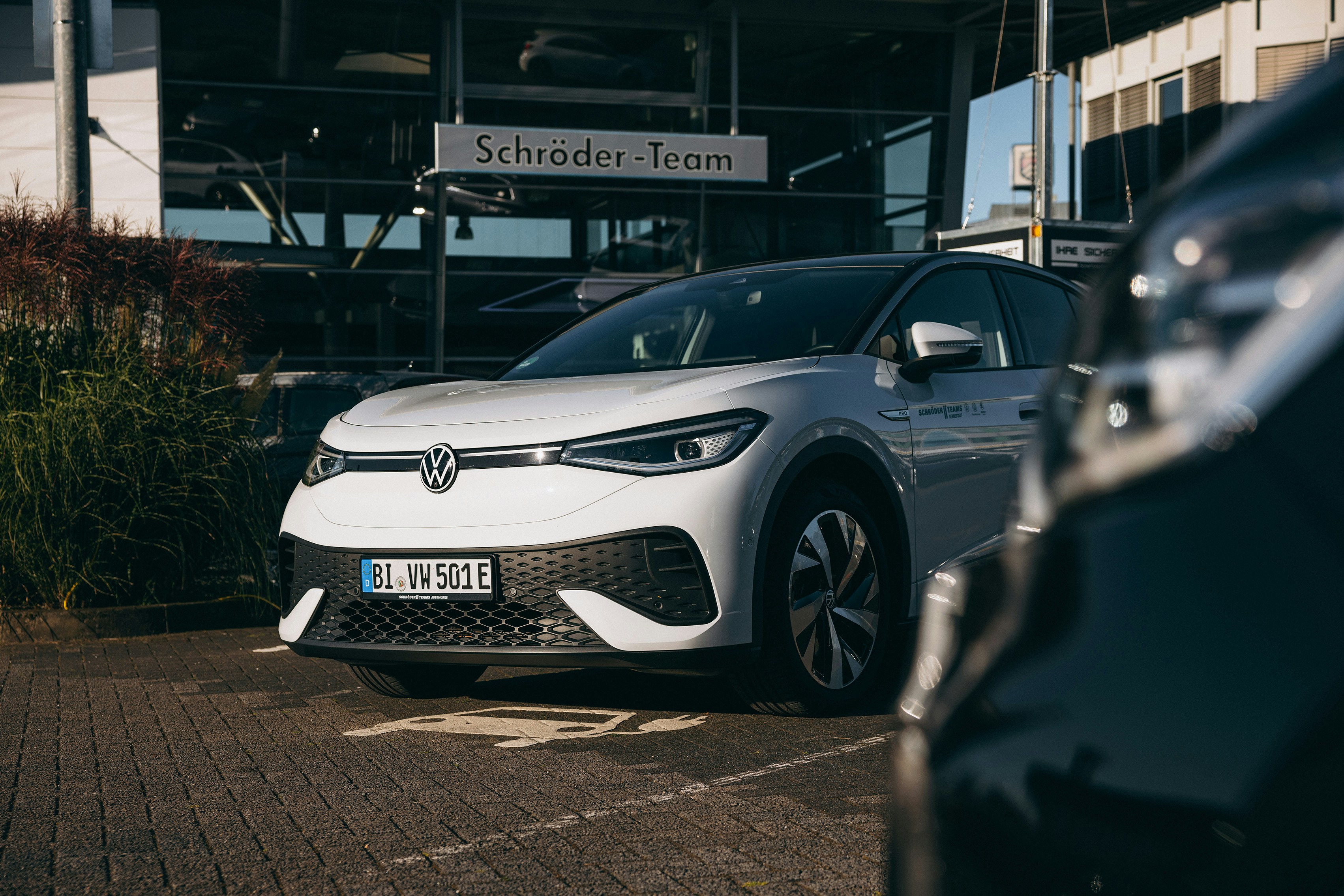 VW Jahreswagen beim Schröder-Team – gepflegt & geprüft Weißer VW Jahreswagen ID.4 vor dem Autohaus Schröder-Team in Sennestadt