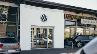 VW Leasing Angebote beim Schröder-Team Autohaus VW Autohaus mit Eingang und Fahrzeugen – ideal für VW Leasing Beratung und Vertragsabschluss