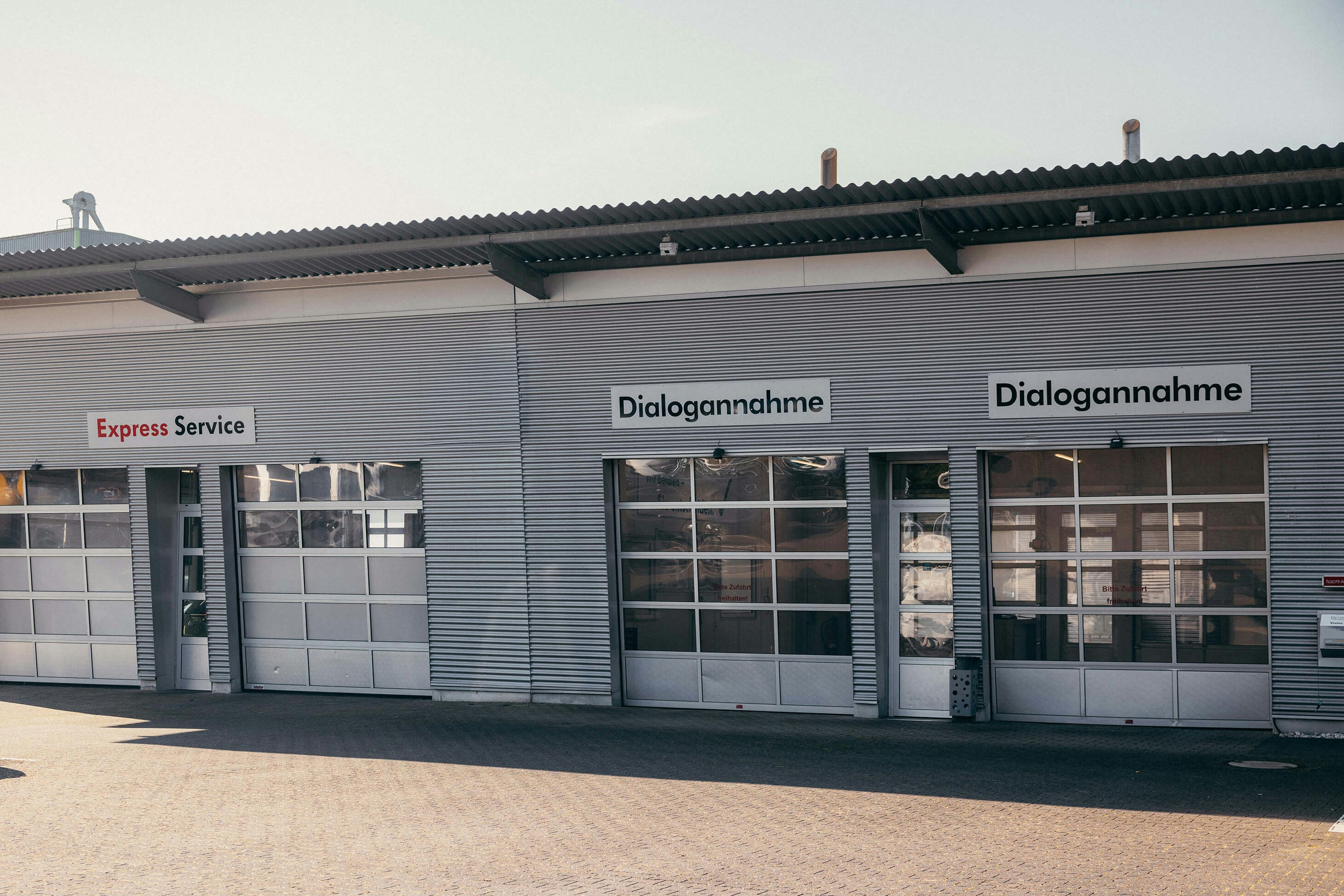 VW Werkstatt mit Express Service und Dialogannahme Außenansicht der VW Werkstatt mit Express Service und zwei Dialogannahmen