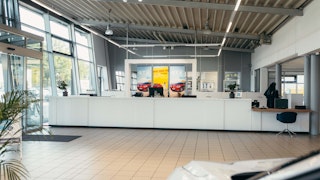 VW Werkstatt Empfang – moderner Servicebereich im Autohaus Heller Empfangsbereich der VW Werkstatt mit Schaltern und Infopunkt im Autohaus