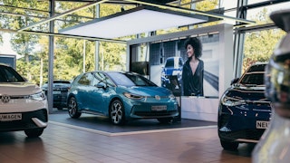 VW Autohaus mit ID.3 und ID.4 im Neuwagen-Ausstellungsraum Innenraum eines VW Autohauses mit ID.3 Neuwagen auf der Ausstellungsfläche