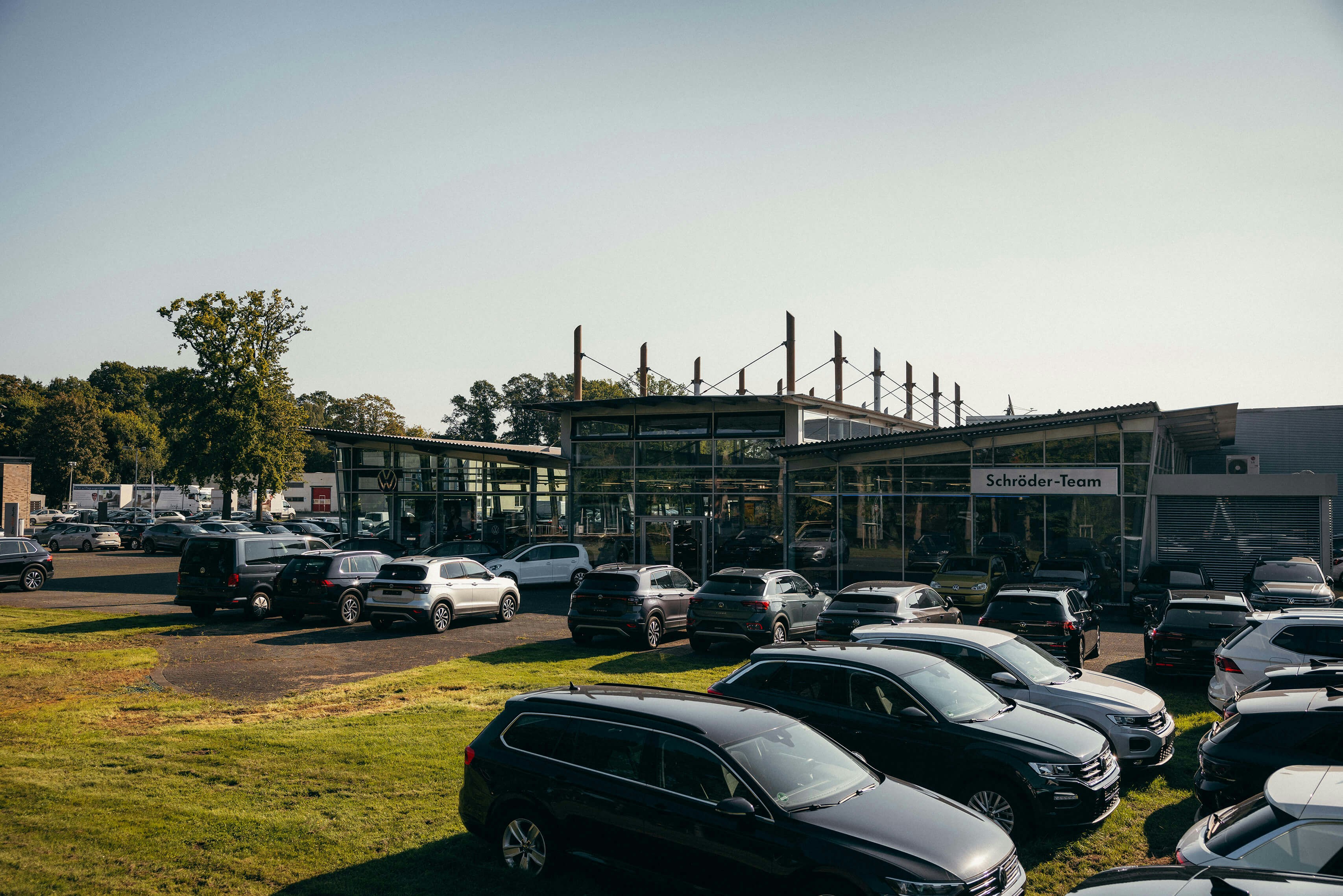 VW Gebrauchtwagen beim Autohaus Schröder-Team in großer Auswahl VW Gebrauchtwagen auf dem Außengelände des Schröder-Team Autohauses bei Sonnenschein