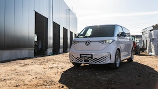 VW ID. Buzz vor neuem Schröder Nutzfahrzeug-Gebäude VW ID. Buzz mit Schröder Team Kennzeichen vor einem im Bau befindlichen Gebäude