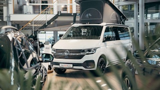 Weißer VW NFZ California – jetzt VW NFZ gebraucht kaufen Weißer VW NFZ California in Ausstellungshalle – jetzt VW NFZ gebraucht kaufen