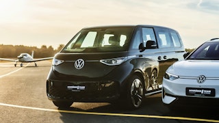 VW NFZ Neuwagen ID Buzz VW NFZ Neuwagen schwarzer ID BUZZ im Sonnenuntergang auf Flugplatz