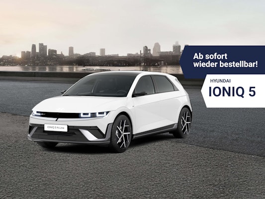 Hyundai IONIQ 5 wieder bestellbar Hyundai IONIQ 5 vor Stadtpanorama mit Hinweis Ab sofort wieder bestellbar