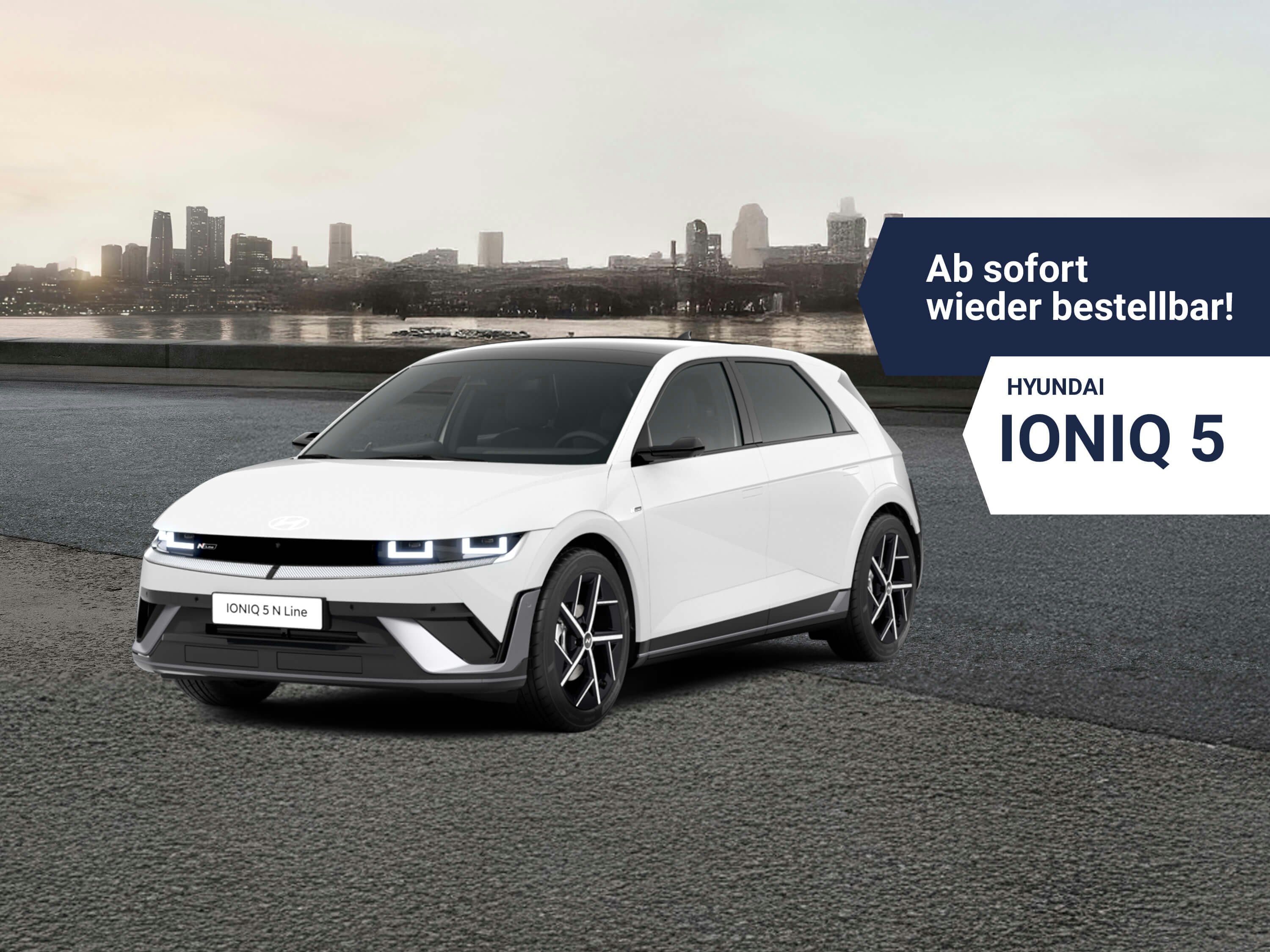 Hyundai IONIQ 5 wieder bestellbar Hyundai IONIQ 5 vor Stadtpanorama mit Hinweis Ab sofort wieder bestellbar